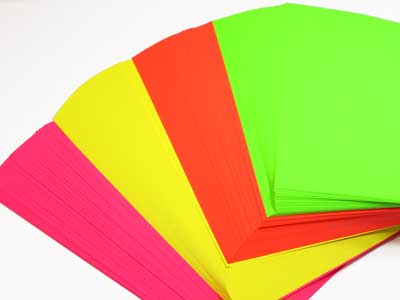 Knallbunt und auffällige Neonbögen